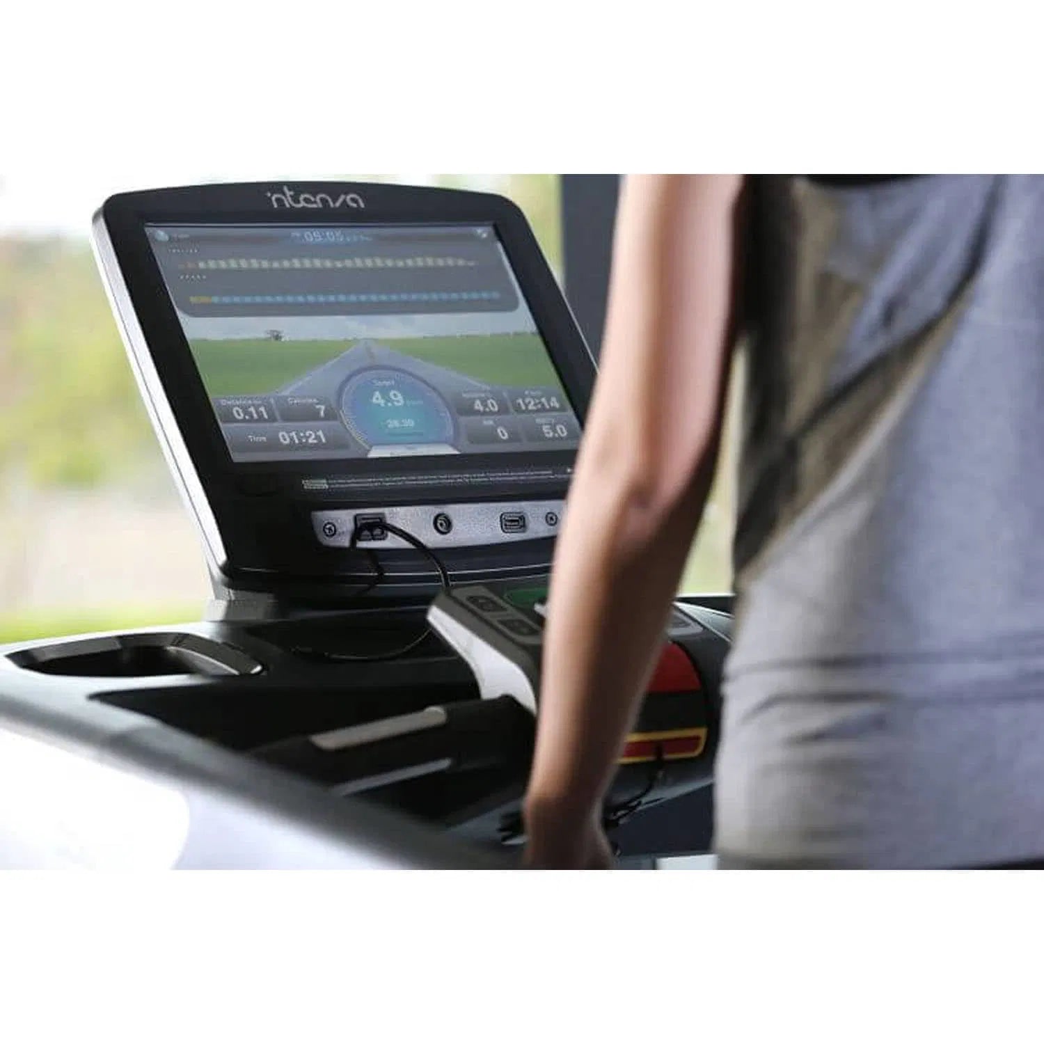 Intenza 550-Te2 Entertainment Series Treadmill (4.0 HP)